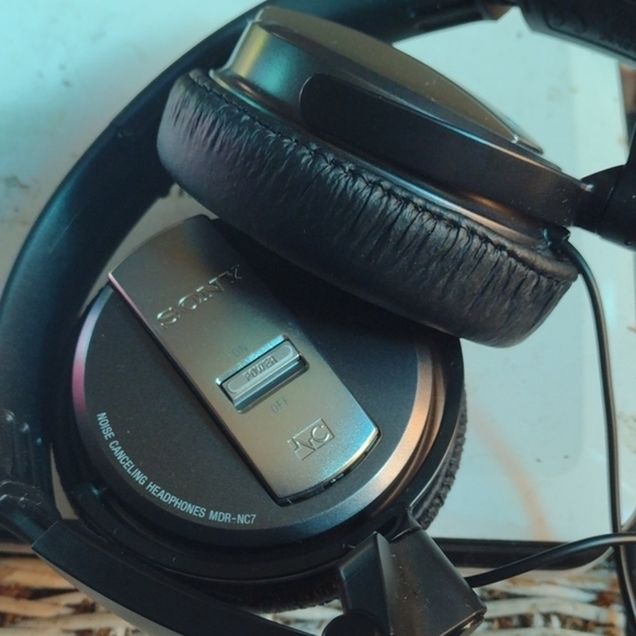 Sony Noise Cancelling Headphones - Black NWOT - Picture 1 of 2